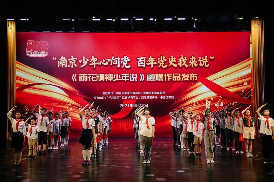 几只小鸭子把猫咪当成了妈妈,长得比猫都大了,还成天跟着要抱抱